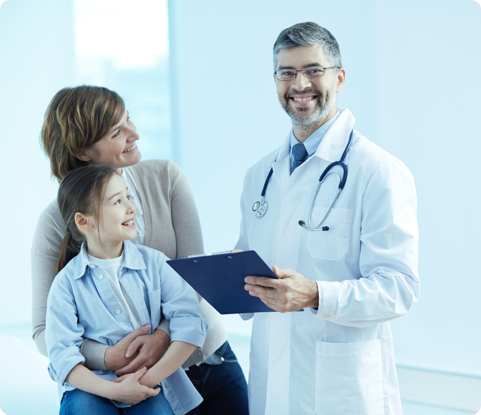 medico sorrindo segurando prancheta e com dois pacientes